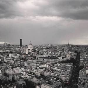 Il faisait moche donc j'ai mis un filtre noir et blanc, histoire de rendre Paris encore plus triste #paris #city #panorama #blackandwhite